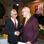 Achievement Guillermo Alfonso Jaramillo (left), the mayor of Ibagué, with Darío Ortiz wearing the Order of Ibagué City he has received. of Dario Ortiz