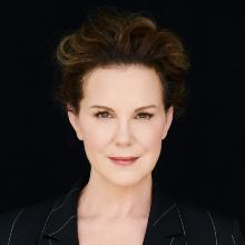 Elizabeth Perkins's Profile Photo
