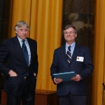 Achievement Columbia University President Lee C. Bollinger presents David M. Oshinsky with the 2006 Pulitzer Prize in History. of David Oshinsky