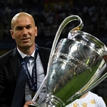 Achievement Zinedine Zidane touches the Super Cup trophy after Real Madrid's victory. of Zinedine Zidane