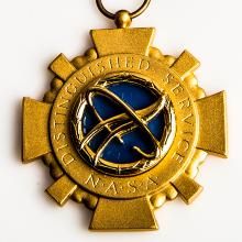 Award NASA Distinguished Service Medal[