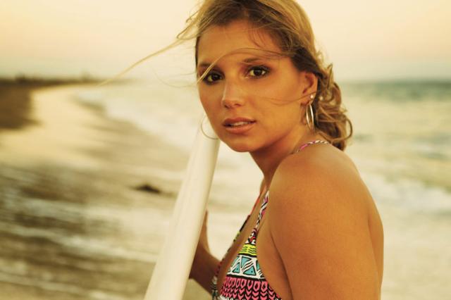 girlfriend: Maya Gabeira