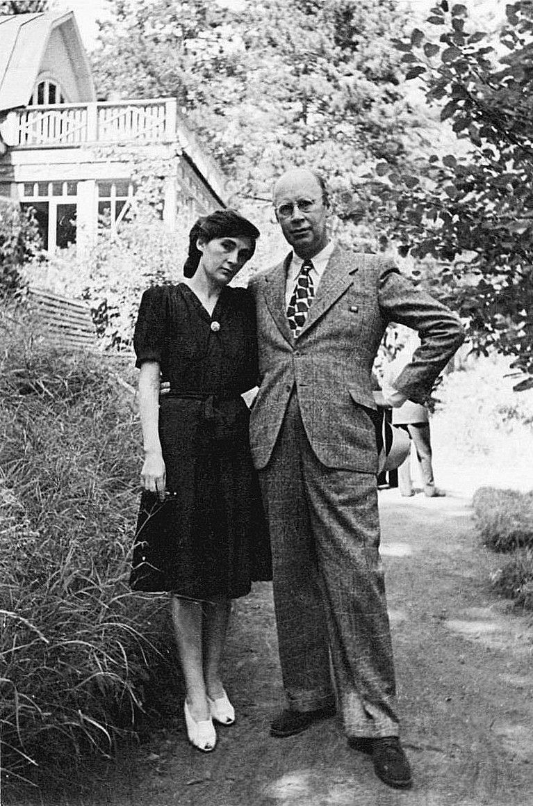 Wife: Mira Mendelson