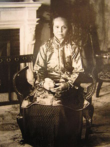 Wife: Lu Muzhen 