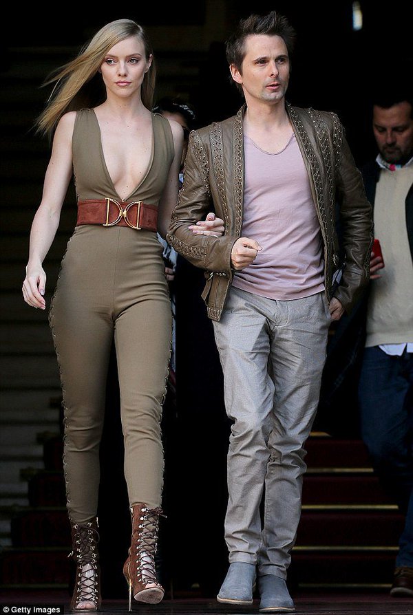 fiancee: Elle Evans