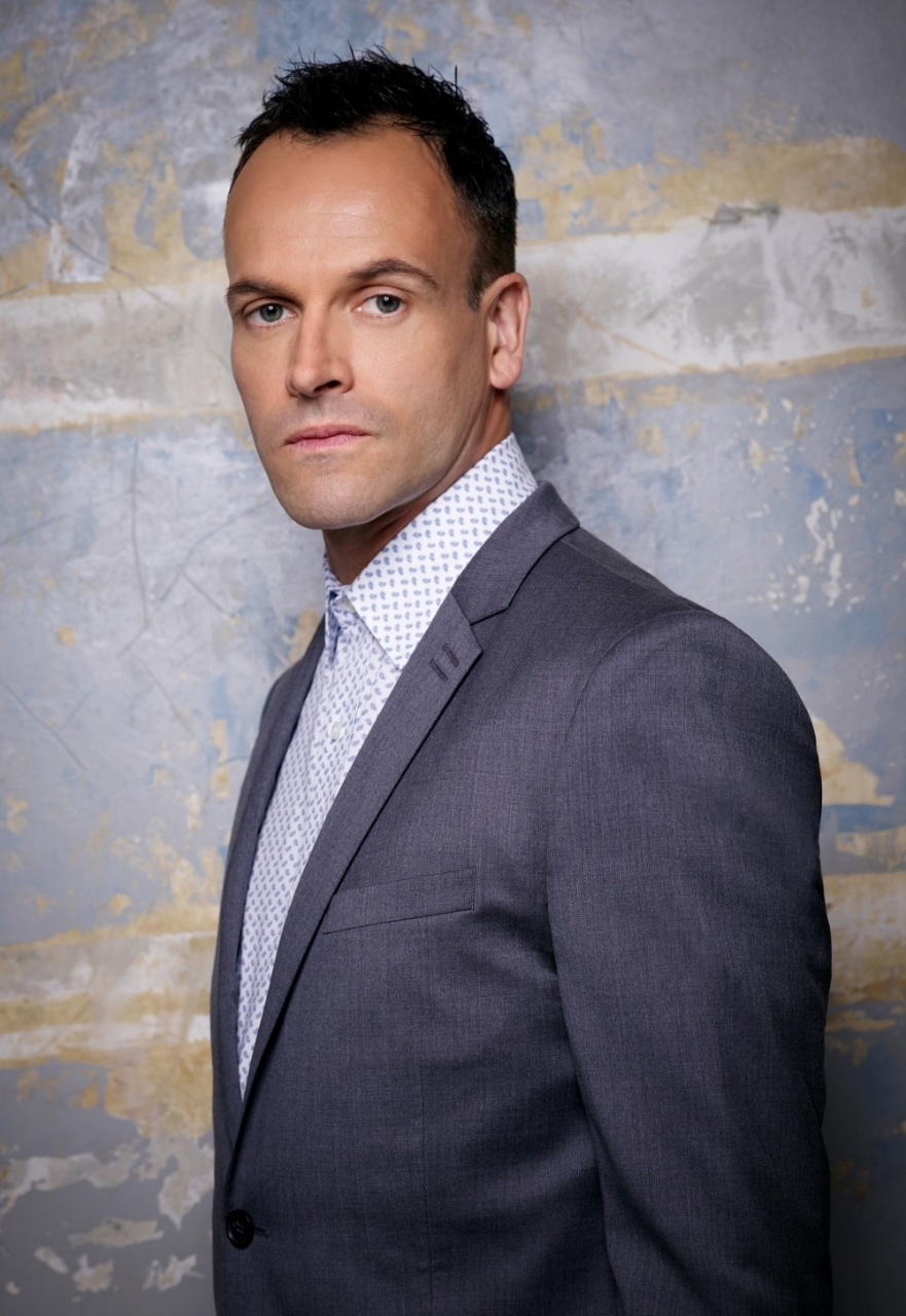Spouse (1): Jonny Lee Miller