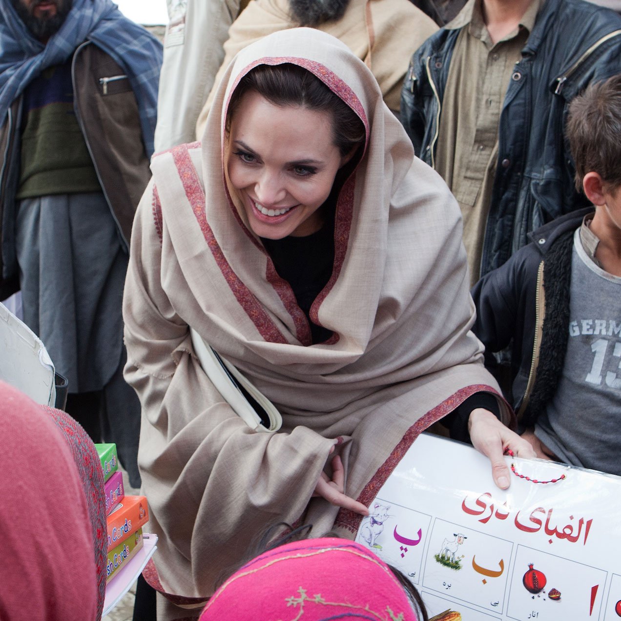 Бедные мусульмане. Анджелина Джоли в хиджабе. Анджелина Джоли в Исламе. Анджелина Джоли в платке. Анжелина в платке Анджелина Джоли.