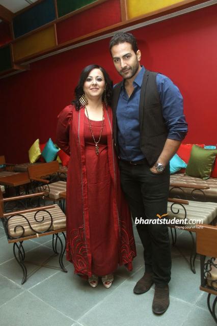 Wife: Mona Pandey