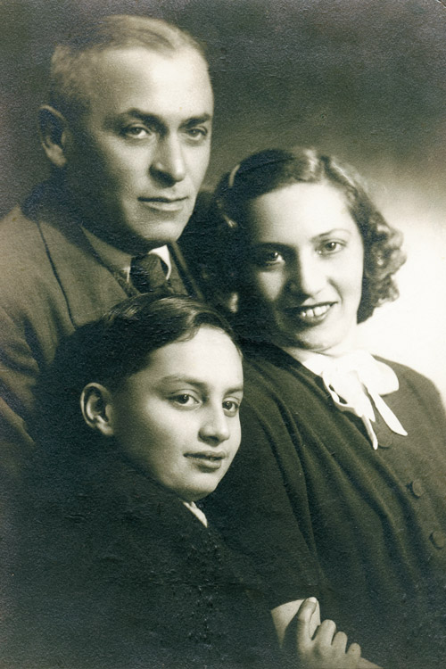 Mother: Mitzia Bak
