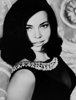 Wife: Suzanna Hart 