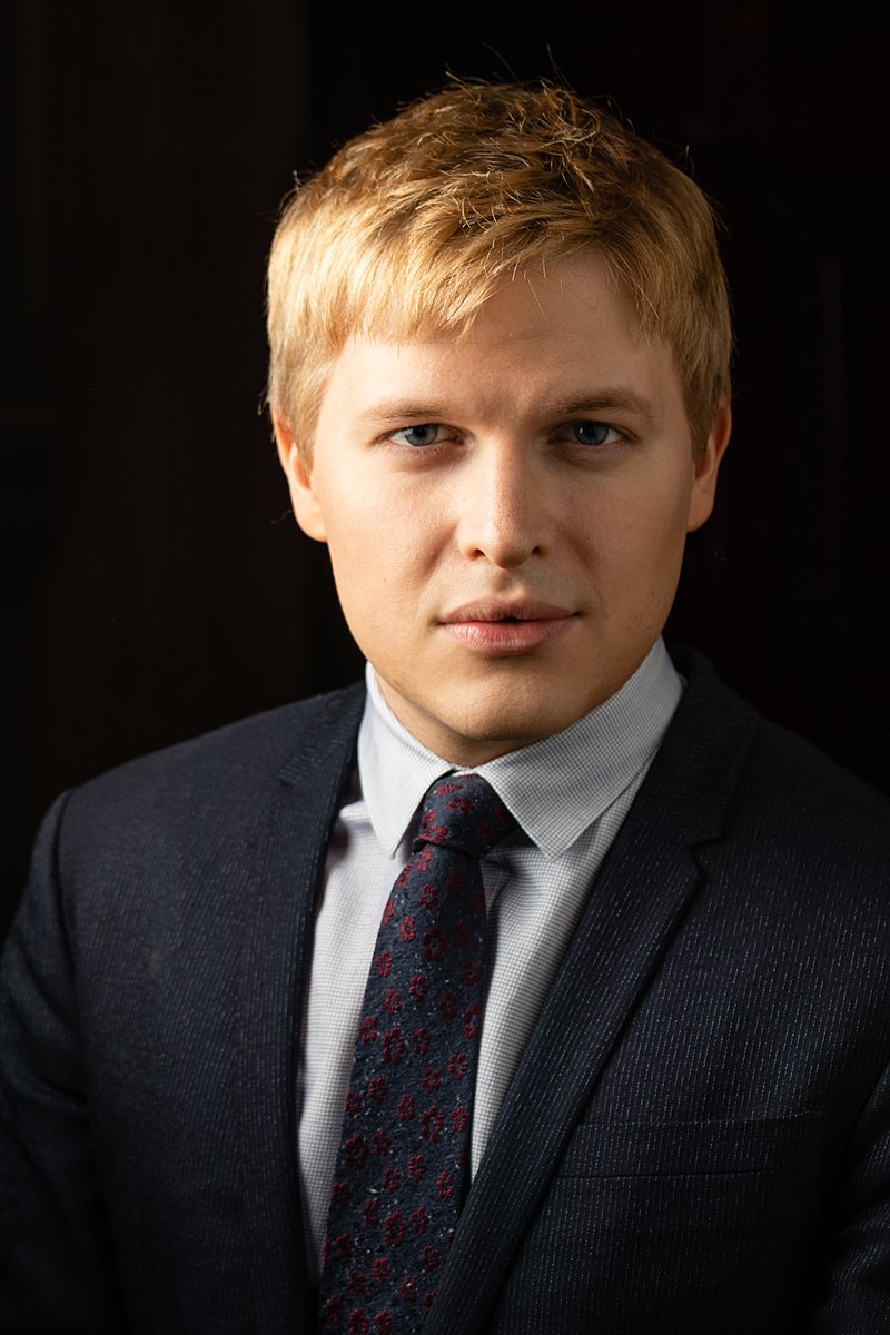 Son: Ronan Farrow