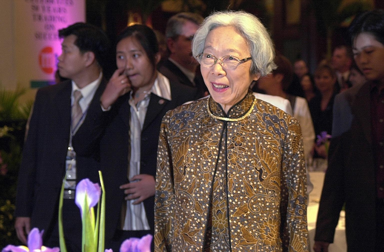 Mother: Kwa Geok Choo (December 21, 1920 - October 2, 2010)  