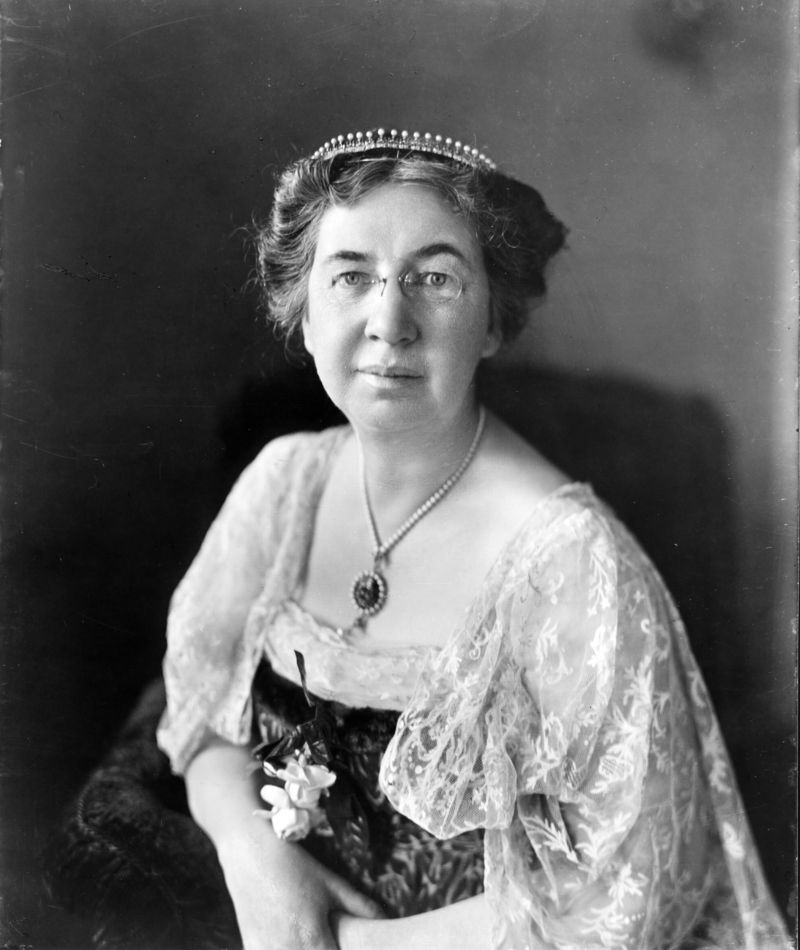 Wife: Mabel Gardiner Hubbard