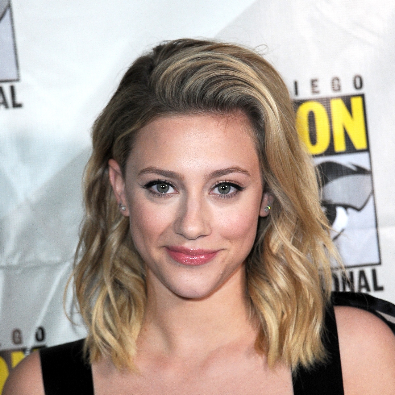 girlfriend: Lili Reinhart