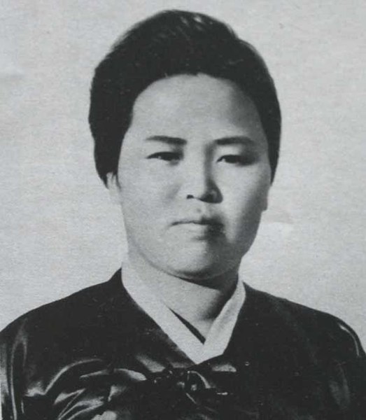 Mother: Kim Jong-suk