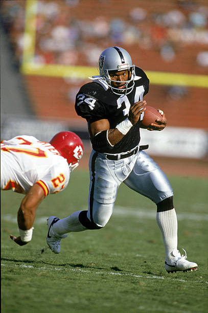 Bo Jackson: the greatest multi-sport athlete of all time? – The Central  Trend