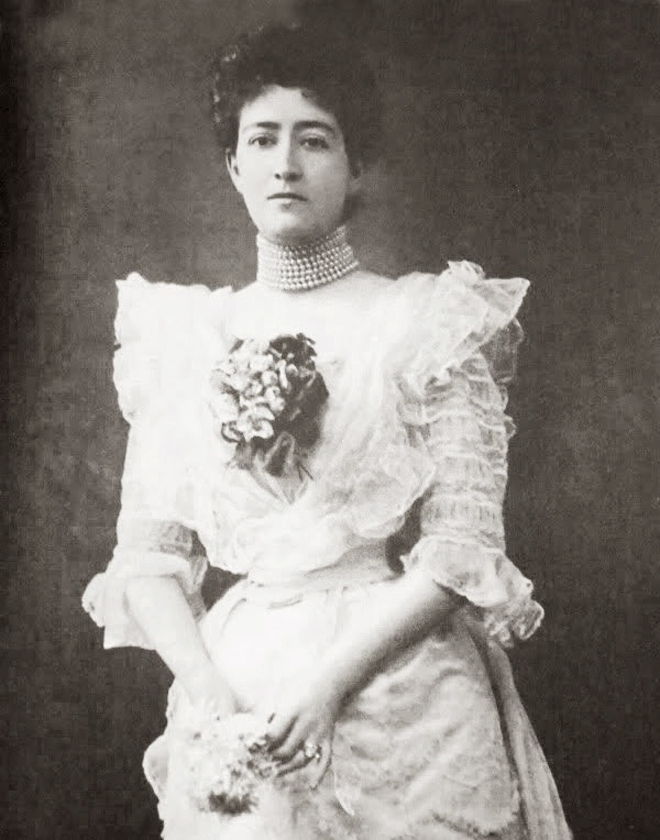 Wife: Carmen Romero Rubio 