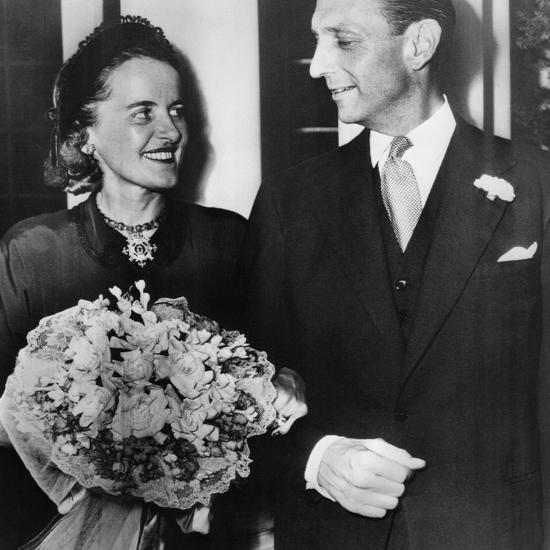 Spouse: Louise Gill Macy