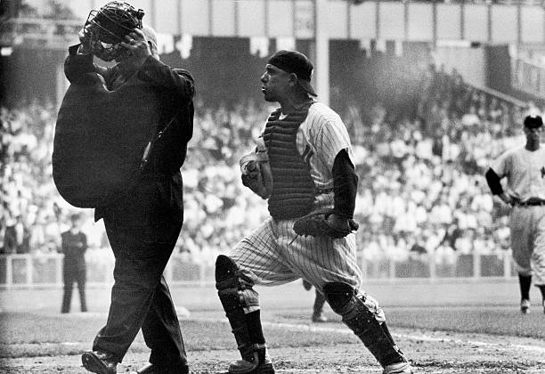  Yogi Berra: Eternal Yankee: 9780393337143: Barra