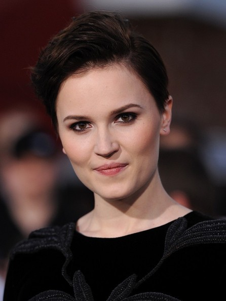 Veronica Roth Why Writer Veronica Roth (born August 19, 1988), American novelist and short story ...